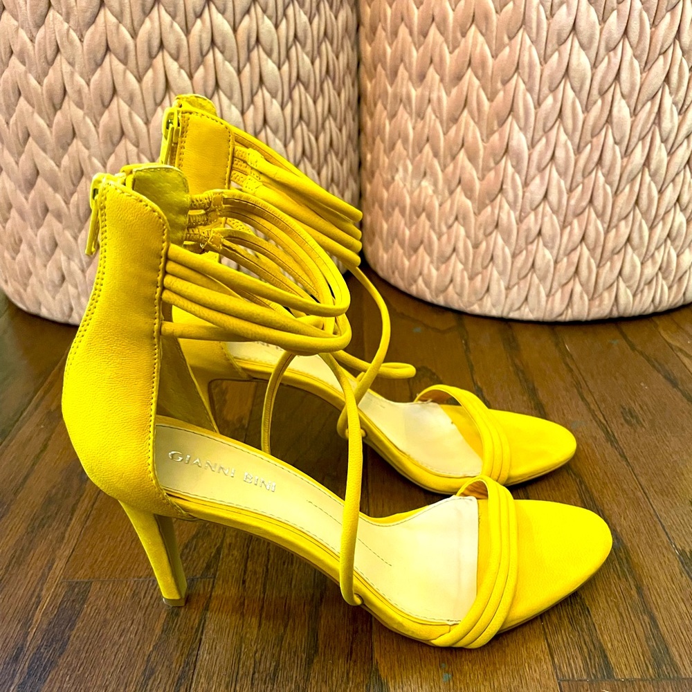 GIANNI BINI STRAPPED SANDAL!